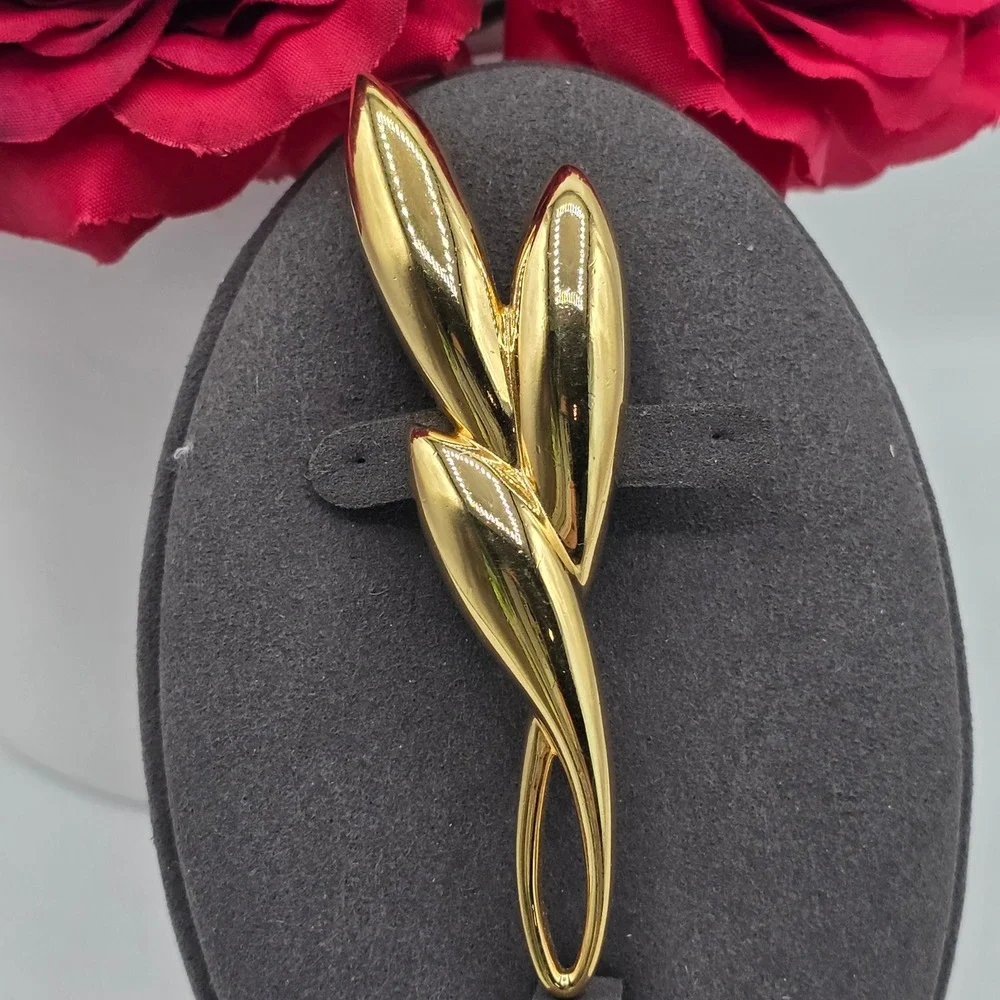 Trifari Vintage Gold Tone Triple Leaf Pod Brooch Modernist Botanical Pin 3.25in